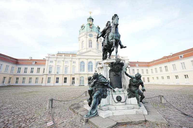 Modernisierte Altbauwohnung mit Aufzug nahe Schloss Charlottenburg! — photo 1